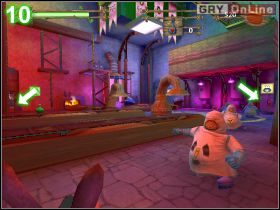 Druga od prawej strzałka wskazuje rzucającego eliksirami laboranta (obrazek [9] ) - [POZIOM 08] Escape The Factory cz.2 | Shrek 2 The Game - Shrek 2: The Game - poradnik do gry