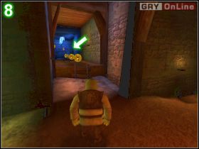 W oplecionym siecią korytarzu pokonaj wszystkie pająki (jeden wskazany przez dolną strzałkę na obrazku [7] ) i biegnij dalej, przed siebie - [POZIOM 10] The Mine cz.2 | Shrek 2 The Game - Shrek 2: The Game - poradnik do gry