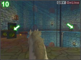 Na poziomie, na którym jesteś, biegnij do pająka wskazanego na obrazku [9] - [POZIOM 12] Donkey Escapes Prison cz.2 | Shrek 2 The Game - Shrek 2: The Game - poradnik do gry