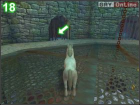 Na obrazku [17] dwie strzałki pokazują skrzynki-niespodzianki - [POZIOM 12] Donkey Escapes Prison cz.2 | Shrek 2 The Game - Shrek 2: The Game - poradnik do gry