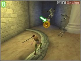 Biegnij do pokoju, z którego wybiegli i sprawdź zawartość wszystkich beczek- i skrzynek-niespodzianek, rozbij też worek treningowy (strzałki na obrazku [7] ) - [POZIOM 16] The Final Battle cz.1 | Shrek 2 The Game - Shrek 2: The Game - poradnik do gry