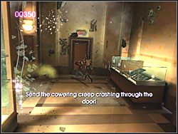 Teraz skieruj się do drzwi w rogu sali i uderz stojącego przed nimi faceta ([SHIFT] + jeden z klawiszy ciosów) - Jewelry Store (1) | Scena 1 | Catwoman - Catwoman - poradnik do gry