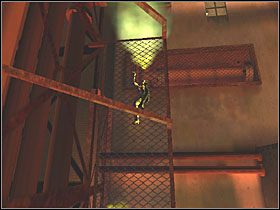Idź w lewo, poczekaj aż gaz przestanie uciekać i wtedy wskocz na pobliską siatkę, którą udaj się do góry - Factory Perimeter (1) | Scena 5 | Catwoman - Catwoman - poradnik do gry