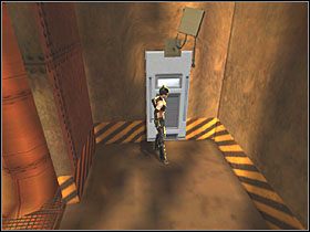 Następnie zniszcz dwa przyciski przy kontenerach (musisz uderzyć w nie batem parę razy) - Factory Perimeter (6) | Scena 5 | Catwoman - Catwoman - poradnik do gry