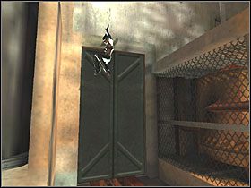 Teraz wykorzystaj bat do chwycenia podświetlonego na fioletowo obiektu w maszynie blisko narożnika i rzucenia nim w panel obok drzwi w głębi ekranu - Hedare Factory (2) | Scena 6 | Catwoman - Catwoman - poradnik do gry