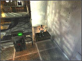 Wróć się do drzwi, przy których niszczyłeś panel i wskocz po ścianie na platformę nad tobą - Hedare Factory (3) | Scena 6 | Catwoman - Catwoman - poradnik do gry