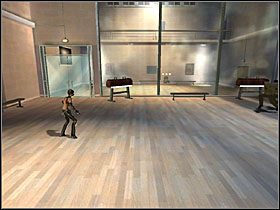 Następnie przejdź przez otwarte przez poprzedniego przeciwnika drzwi, po czym skieruj się schodami na górę - Mansion Grounds (2) | Scena 7 | Catwoman - Catwoman - poradnik do gry