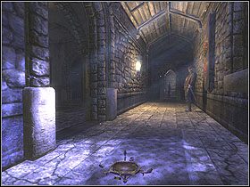 Tutaj znajdziesz kilka wartościowych przedmiotów: puchar na stoliku (25, 80%), kolejne dwa puchary (2x25, 82%), znajdujące się na wielkim stole oraz dwa świeczniki (2x25, 84%) zlokalizowane nad kominkiem - End of the Bloodline [Opis 4] | Misja 1 | Thief Deadly Shadows - Thief: Deadly Shadows - poradnik do gry