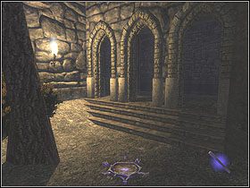 Przejdź w lewo i uważając na strażnika, prześlizgnij się pod łukowymi przejściami do długiego tunelu, prowadzącego do głównej części zamku(niebieska mgła) - End of the Bloodline [Opis 5] | Misja 1 | Thief Deadly Shadows - Thief: Deadly Shadows - poradnik do gry