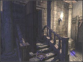 W otwartej skrzyni znajdziesz napój leczniczy i bombę oślepiającą, na stole srebrny nóż (50), a w kominku ognistą strzałę - Dzień pierwszy [Opis 2] | Miasto | Thief Deadly Shadows - Thief: Deadly Shadows - poradnik do gry