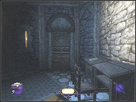 Zabierz znajdujący się na szafce złoty puchar (75), po czym odszukaj w podłodze przy drzwiach specjalne miejsce przypominające przycisk - Dzień trzeci [Opis 2] | Miasto | Thief Deadly Shadows - Thief: Deadly Shadows - poradnik do gry