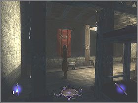 Pozbieraj następnie umieszczone w okolicy przedmioty: minę wybuchową leżącą na stołku, srebrny puchar (50, 36%) umieszczony na półce z lewej, monety (25, 37%) zlokalizowane w otwartej skrzyni z prawej, wodę święconą i sakiewkę (50, 39%) ze skrzyni pomiędzy łóżkami - Killing Time [Opis 2] | Misja 6 | Thief Deadly Shadows - Thief: Deadly Shadows - poradnik do gry