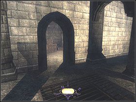 Zabierz leżące na ołtarzu z lewej trzy sztuki srebrnych monet (3x 25), wino (100) ukryte pod mównica, święconą wodę, pozostawioną na stole obok mównicy oraz dwa srebrne świeczniki (2x 50) zlokalizowane nieopodal kobiety - Dzień szósty [Opis 6] | Miasto - Thief: Deadly Shadows - poradnik do gry