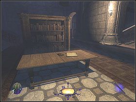 Wyjdź następnie po schodach znajdujących się po boku biblioteki (tych z prawej stojąc tyłem do hieroglifu) i zabierz leżące na stole srebrne monety (50, 18%) oraz złoty dzwonek ( 150, 21%), znajdujące się nieopodal napisu Scribe Room - Of Bretren... and Byetrayers [Opis 2] | Misja 7 - Thief: Deadly Shadows - poradnik do gry
