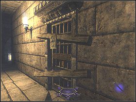 W sklepie złotnika znajdziesz: diamentowy naszyjnik (100), urnę (100), złotą bransoletę (125), złoty nóż (75) złoty widelec (75), diamentowy puchar (150) leżące na ladzie oraz statuetkę kota (100) w zamkniętej skrzyni w drugim pomieszczeniu - Dzień siódmy [Opis 3] | Miasto - Thief: Deadly Shadows - poradnik do gry