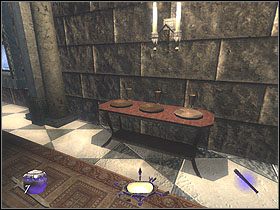 Pilnuje on stolika z wartościowymi przedmiotami: trzema talerzami (3x 50, 61%) oraz trzema pucharami (3x 25, 62%) - Still Life with Blackjack [Opis 4] | Misja 9 - Thief: Deadly Shadows - poradnik do gry