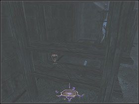 Po odzyskaniu wytrycha, otwórz jeszcze widoczny na ścianie sejf, by zdobyć srebrne monety (50) oraz wino (100) - Więzienie [Opis 1] | Opcja - Thief: Deadly Shadows - poradnik do gry