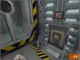 Znajdziesz tutaj schody prowadzące do pokoju kontrolnego, oraz stojącą pod ścianą szafkę zamykaną kodem (#33) - [Opis] Alpha Labs - Sector 1 cz.1 | Doom III - Doom III - poradnik do gry