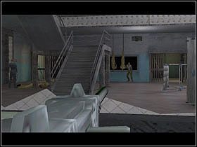 Idąc dalej trafiamy do pomieszczenia, gdzie zostajemy zaatakowani przez niemiłego faceta - [Poziom 4] cz.7 - The Suffering - poradnik do gry