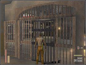 Przechodzimy pod dyndającymi martwymi strażnikami i dochodzimy do miejsca, gdzie słyszymy uwięzionych więźniów - [Poziom 6] cz.1 - The Suffering - poradnik do gry