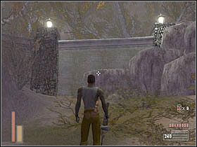 Przechodzimy przez dziurę w ogrodzeniu, a potem przeskakujemy przez mur - [Poziom 10] cz.1 - The Suffering - poradnik do gry