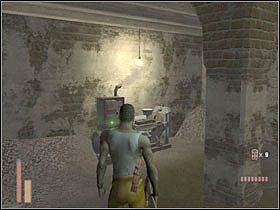 Odpalamy przełącznik, po czym rozwalamy projektor, który jest w pobliżu - [Poziom 11] cz.4 - The Suffering - poradnik do gry