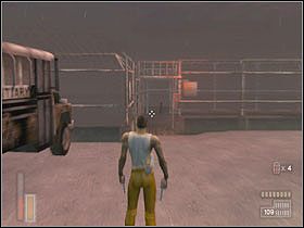 Po chwili spotykamy syna, za którym udajemy się po uprzednim zajrzeniu do domku, który jest po prawej - [Poziom 20] cz.3 - The Suffering - poradnik do gry