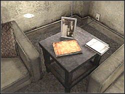 Na stoliku parę kroków na lewo od okna znajdziesz pomarańczową książkę, przy pomocy której zapisz grę - Pokój 302 (3) | Etap 1 w Silent Hill 4 The Room - Silent Hill 4: The Room - poradnik do gry