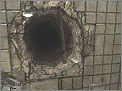 W łazience natkniesz się na sporej wielkości dziurę - Pokój 302 (3) | Etap 1 w Silent Hill 4 The Room - Silent Hill 4: The Room - poradnik do gry