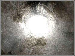 Teraz musisz kierować się cały czas tunelem przed siebie, w stronę oślepiającego światła u jego końca - Pokój 302 (3) | Etap 1 w Silent Hill 4 The Room - Silent Hill 4: The Room - poradnik do gry