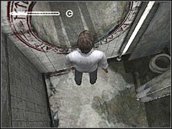 Wewnątrz znajdziesz dziurę, którą przedostaniesz się do swojego pokoju - Podziemne przejście (2) | Etap 2 w Silent Hill 4 The Room - Silent Hill 4: The Room - poradnik do gry