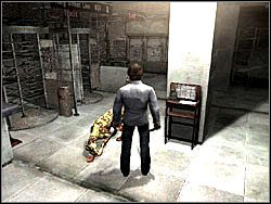 W pobliżu metalowych drzwi obrotowych zostaniesz zaatakowany przez pojedynczego zmutowanego psa - Podziemne przejście (2) | Etap 2 w Silent Hill 4 The Room - Silent Hill 4: The Room - poradnik do gry