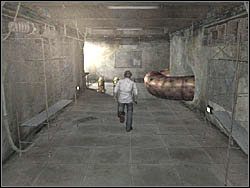 Na końcu kolejnego korytarza natkniesz się na dwie bestie oraz na fragment długiego robala - Podziemne przejście (2) | Etap 2 w Silent Hill 4 The Room - Silent Hill 4: The Room - poradnik do gry