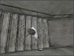 Następnie wejdź w prawą odnogę i zbierz ze schodów amunicję do pistoletu (pistol ammo) - Podziemne przejście (2) | Etap 2 w Silent Hill 4 The Room - Silent Hill 4: The Room - poradnik do gry
