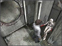 Idź do łazienki i przejdź przez dziurę do damskiej łazienki - Podziemne przejście (4) | Etap 2 w Silent Hill 4 The Room - Silent Hill 4: The Room - poradnik do gry