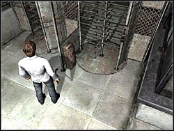 Udaj się w stronę metalowej bramki, którą teraz otworzysz dzięki podniesionemu przed chwilą pieniążkowi (Lynch Street Line Coin) - Podziemne przejście (4) | Etap 2 w Silent Hill 4 The Room - Silent Hill 4: The Room - poradnik do gry