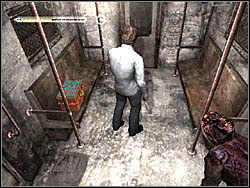 Znajdziesz się w wagonie z kolorowym pudłem na siedzeniu - Podziemne przejście (5) | Etap 2 w Silent Hill 4 The Room - Silent Hill 4: The Room - poradnik do gry