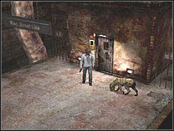 Na dole natrafisz na kilka psów, do których zabicia możesz posłużyć się pistoletem - Podziemne przejście (7) | Etap 2 w Silent Hill 4 The Room - Silent Hill 4: The Room - poradnik do gry