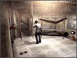 Będąc na górze, skorzystaj z korytarza po lewej stronie i weź z jego końca amunicję do pistoletu (Pistol Ammo) - Podziemne przejście (7) | Etap 2 w Silent Hill 4 The Room - Silent Hill 4: The Room - poradnik do gry