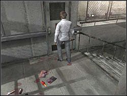 Teraz zdejmij płytę z pobliskich drzwi (po prostu wciśnij LPM przy drzwiach), po czym wejdź do środka - Podziemne przejście (8) | Etap 2 w Silent Hill 4 The Room - Silent Hill 4: The Room - poradnik do gry