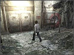 Zaraz dojdziesz do wejścia do budynku - Las (1) | Etap 3 w Silent Hill 4 The Room - Silent Hill 4: The Room - poradnik do gry