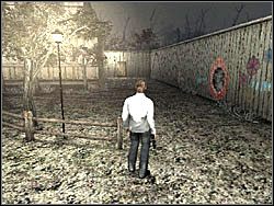 Za bramą znajdziesz między innymi dziurę prowadzącą do pokoju 302 - Las (2) | Etap 3 w Silent Hill 4 The Room - Silent Hill 4: The Room - poradnik do gry