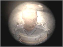 Zapisz stan gry, po czym podejdź do drzwi i zerknij przez wziernik na kolejnego gościa - Las (5) | Etap 3 w Silent Hill 4 The Room - Silent Hill 4: The Room - poradnik do gry