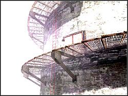 Kiedy zwiedzisz wszystkie cele, wyjdź na zewnątrz i wejdź po drabince na wyższe piętro - Podwodne więzienie (2) | Etap 4 w Silent Hill 4 The Room - Silent Hill 4: The Room - poradnik do gry