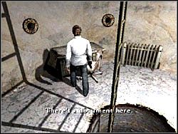 Zabierz dziennik z biurka, potem kolejno popatrz przez luki w ścianach i zobacz, gdzie znajduje się pomieszczenie z zakrwawionym łóżkiem i dziurą - Podwodne więzienie (4) | Etap 4 w Silent Hill 4 The Room - Silent Hill 4: The Room - poradnik do gry