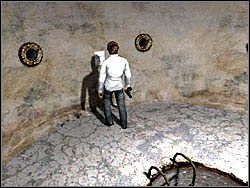 Zabierz kartkę zawieszoną na ścianie i ponownie dokonaj odpowiedniego ustawienia pokoju z zakrwawionym łożem oraz dziurą w podłodze - Podwodne więzienie (4) | Etap 4 w Silent Hill 4 The Room - Silent Hill 4: The Room - poradnik do gry