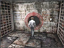 Kiedy scenka dobiegnie końca, udaj się przez drzwi naprzeciwko drabinki - Podwodne więzienie (5) | Etap 4 w Silent Hill 4 The Room - Silent Hill 4: The Room - poradnik do gry