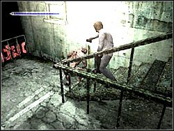 Na dole spotkasz małpowatego stwora - Świat budynków (1) | Etap 5 w Silent Hill 4 The Room - Silent Hill 4: The Room - poradnik do gry