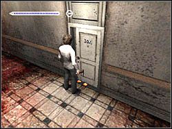 Włóż pod drzwi twojego pokoju (302) czerwony papier i udaj się korytarzem przed siebie - Świat apartamentów (1) | Etap 6 w Silent Hill 4 The Room - Silent Hill 4: The Room - poradnik do gry