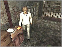 Wejdź do mieszkania numer 105, z którego zabierz pęk kluczy (Apartment Keys) oraz czerwoną kartkę papieru - Świat apartamentów (2) | Etap 6 w Silent Hill 4 The Room - Silent Hill 4: The Room - poradnik do gry